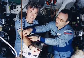 Космическая биомедицина: адаптация человека к длительным полётам и жизни на других мирах