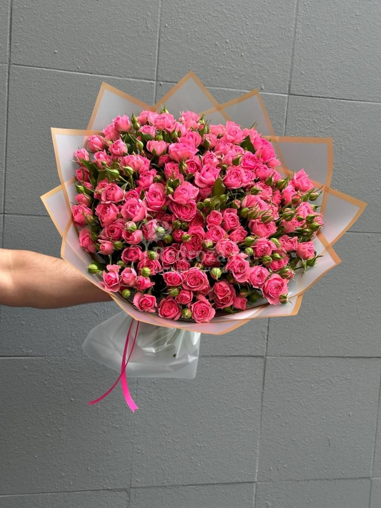 Букет малиновых кустовых роз